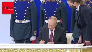 Mit dieser Unterschrift schreibt Putin zweifelhafte Geschichte
