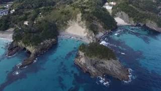 下田市田牛海岸の竜宮窟とサンドスキー場（ドローン空撮）Wave-cut tunnel and sand bank in the Izu Peninsula Geopark