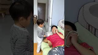 爸爸又在睡懒觉，逗逗他！#Cute baby#Cute#呆萌小米宝#聪明宝宝#萌娃