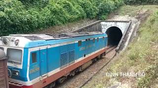 D19E - 904 pulled SE6 train run into the tunnel