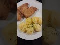 kartoffeln mit schnitzel deutsche küche nur noch das gemüse fehlt. schnitzel wenigkalorien