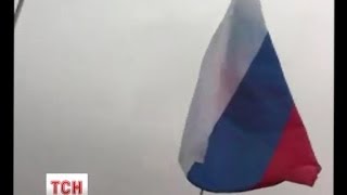 З'явилось відео встановлення російського прапору озброєними молодиками у Луганську