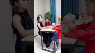 小孩子们是这样哄妈妈吃饭的！#小丑#天使#路飞#家庭#搞笑