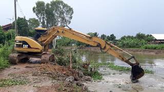 รีวิว ขณะฝนตก CAT313B CR ช่างเขียว เคลียริ่งข้างคลอง วัชพืชเต็มดั้ม excavator and truck EP.7233