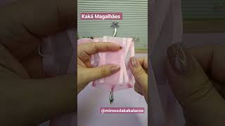 Laço Cruzado na fita de organza tendência Barbiecore@KakaMagalhaesLacos #artesanato #lacos #diy