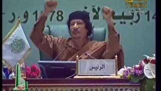 الرئيس الليبي يمنح وسام الصمود والشجاعه الرئيس اليمني علي عبدالله صالح في القمه العربيه 22 سرت
