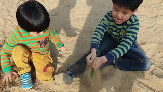 놀이터에서 모래놀이를 하고 놀았어요! How fun it is to play in the sand! ¡Jugando en la arena! (San and Noah TV)