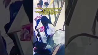 济宁万象汇13岁小孩坠落扶梯原视频，警方通报已坠亡，期待商场回应这次事件是谁的责任？小女孩爸妈怎么面对呢？济宁万象汇 时事新闻 热点新闻事件  小孩坠落扶梯 突发事件