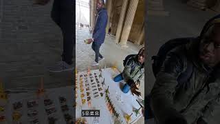 파리 길거리 상인과 흥정하기 (루브르 박물관) (haggling with a street vendor at the Louvre)