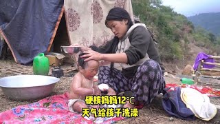 尼泊尔妈妈带娃太硬核了，12℃的天气在户外给一岁的孩子洗澡