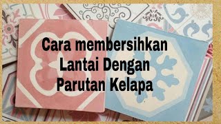 Unik! Cara Membersihkan Lantai Tegel Dengan Parutan Kelapa