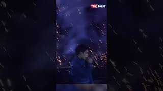 Đang diễn say sưa thì pháo sáng n.ổ trước mặt, MONO có pha xử lý khiến khán giả thót t.im