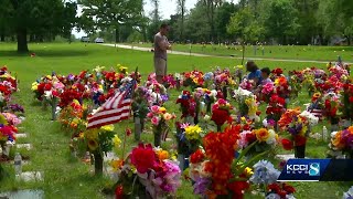 Central Iowans spend solemn moments honoring loved ones
