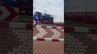 Locomotiva amplasată în sensul giratoriu de pe strada Republicii din municipiul Adjud