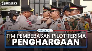 12 Anggota Tim Pembebasan Pilot Susi Air Terima Penghargaan