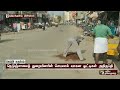 குண்டும் குழியுமான சாலையில் செம்மண் கொட்டிச் சென்ற ஊழியர்கள்