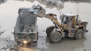 Big Rock Loading Machine in Action: Caterpillar 966E Loading huge Rocks into Trolleys