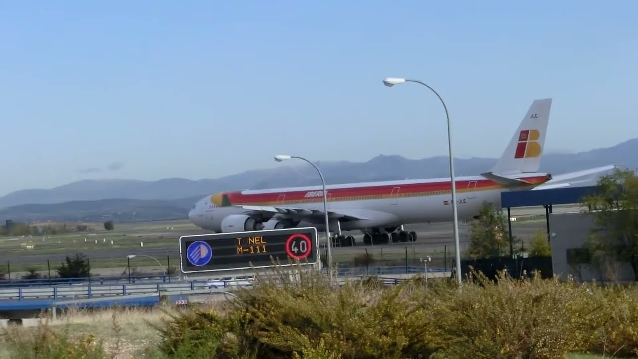 Movimiento De Aviones En Pista. Aeropuerto De Madrid Barajas - YouTube