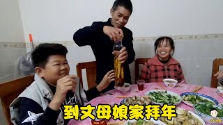 小六陪同六嫂回娘家拜年，丈母娘宰雞，老丈人拿出珍藏的好酒招待