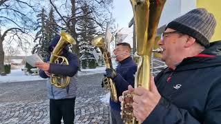 VACENOVICE-VACENOVŠTÍ MUZIKANTI před pohřbem u kostela u místní osobnosti STANISLAVA KOVAŘÍKA (1.)