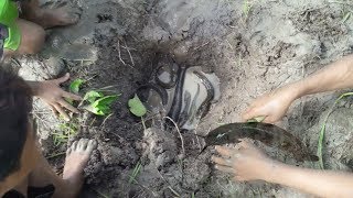 Easy Way to Deep Holes Fishing Trap by Using Clay Jar - Cambodia