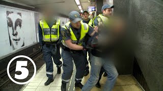 Tunnelbanan | Man grips med handbojor i Slussens t-bana