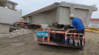 大件橋樑運輸車，走泥巴路區別這麼大，有開過去的有陷住的