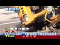 【tvbs】吊車少一支腳！盆栽砸　吊臂壓毀別墅屋頂