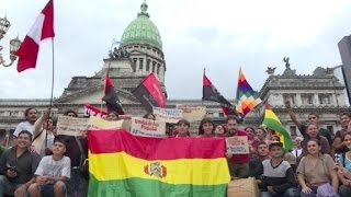 Inmigrantes protestan contra nuevo decreto migratorio argentino