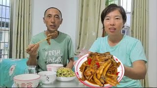 夫妻俩都干活，老公回来早做酱鸭爪，色香味俱全媳妇直夸，真好吃 #地方特色美食 #记录真实生活 #夫妻日常