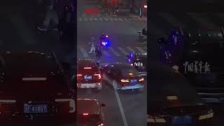 断指女孩送医途中遇红灯，巡逻特警接到求助后开道护送，仅用5分钟就顺利抵达医院。