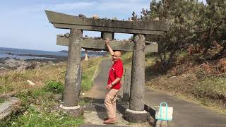 2018年4月12日   唐津市 波戸 岬神社の鳥居 と 灯台です。