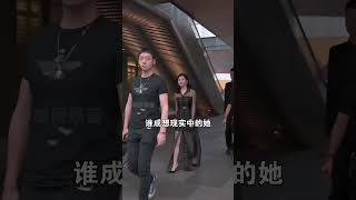 女星走姿差距有多大？刘诗诗大步流星，看到景甜：反差不是一般的大