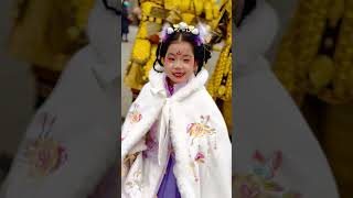 西安城墙上，大唐金吾卫巡游，小女孩追随其后，眼神里充满的全是崇拜#shorts