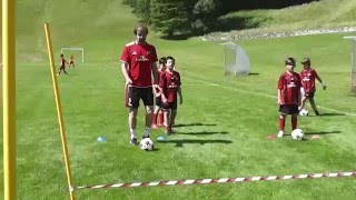 Ball conducting for very young children: Filippo Galli leads a simple training at the AC Milan camp