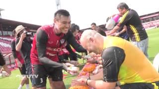 MTUTD.TV นักเตะกิเลนผยองรดน้ำดำหัวและเล่นสงกรานต์