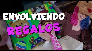 ENVOLVIENDO REGALOS PARA MI FAMILIA Y SALE MAL 🎁😩 || VLOG