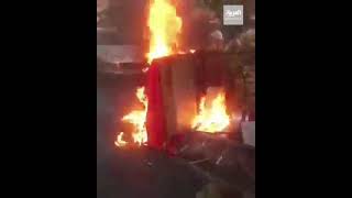 مواطن لبناني يضرم النار في "عربة فول" تعود له