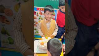 कृशिव का जन्मदिन स्कूल में मनाया