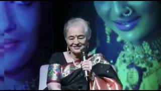 Aasha Parekh ji on stage in Live show | Kya Janu Sajan from Baharon ke Sapane sung by Komal