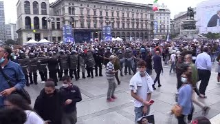 Milano, tensioni al corteo no green pass. Meloni in comizio, insulti tra No Vax e Fratelli d'Italia