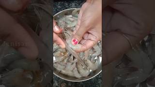 how to clean prawn/ era cleaning/ veetla சுத்தமா clean pannalam🤔. #shorts #prawn #era #fishcleaning