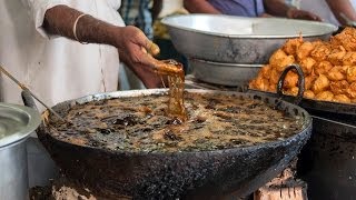 ফুটন্ত তেলে হাত: ভারতীয় শেফ খালি হাতে মাছ ভাজা