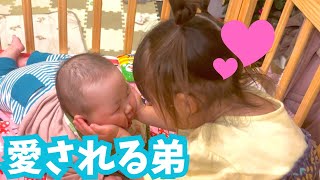 【3歳と生後5ヶ月】夕飯の支度してると姉弟が仲良く遊んでて微笑ましすぎました(笑)