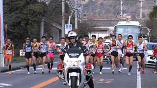 富来小学校前を再スタートする選手たち