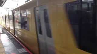 『黄色い京急』 京急1000形 1057編成「KEIKYU YELLOW HAPPY TRAIN」 黄金町駅通過