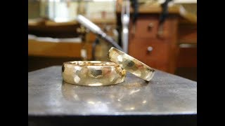 叩き出しで幅広甲丸の結婚指輪を制作～男性6.5mm 女性4.5mmの鎚目リング