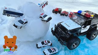 雪の中から12台のパトカーと消防車を探すよ♪ パトカーとキャリアカーが力を合わせる!