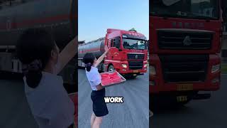 This girl helps the Truck drivers in China🤯 #short #girl #help #truckdriver #facts