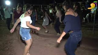 El baile de la iguana--Que hermoso bailan las chicas en tierra caliente (Copia de el en vivo) .